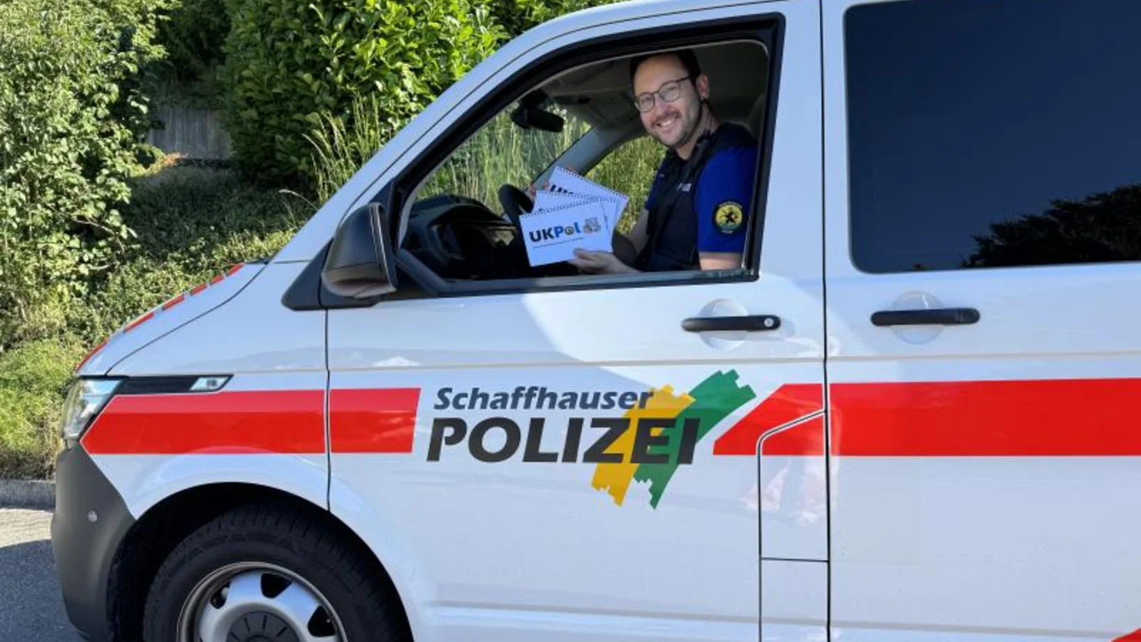 Polizist mit UK-Pol Ausgaben unterwegs.jpeg